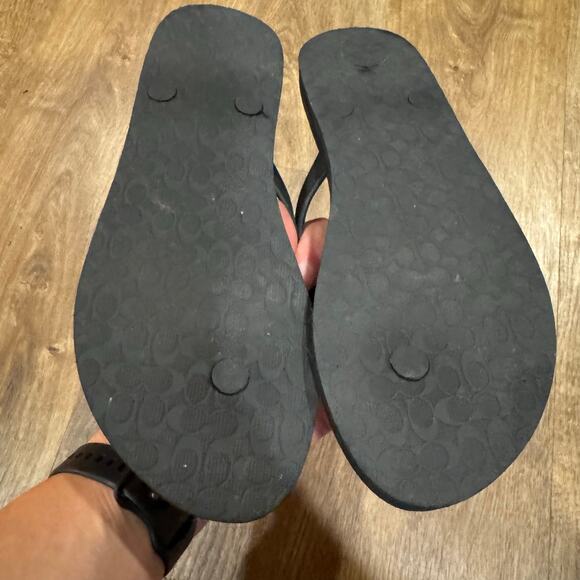 Coach Women’s Black White Thong Bow Flip Flops Sandals Geometric Design Sz. 9-10 - Picture 2 of 4